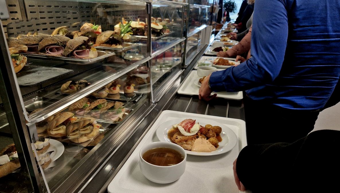 endonezyada 846 ogrenci ucretsiz yemekten zehirlendi UO437mN5