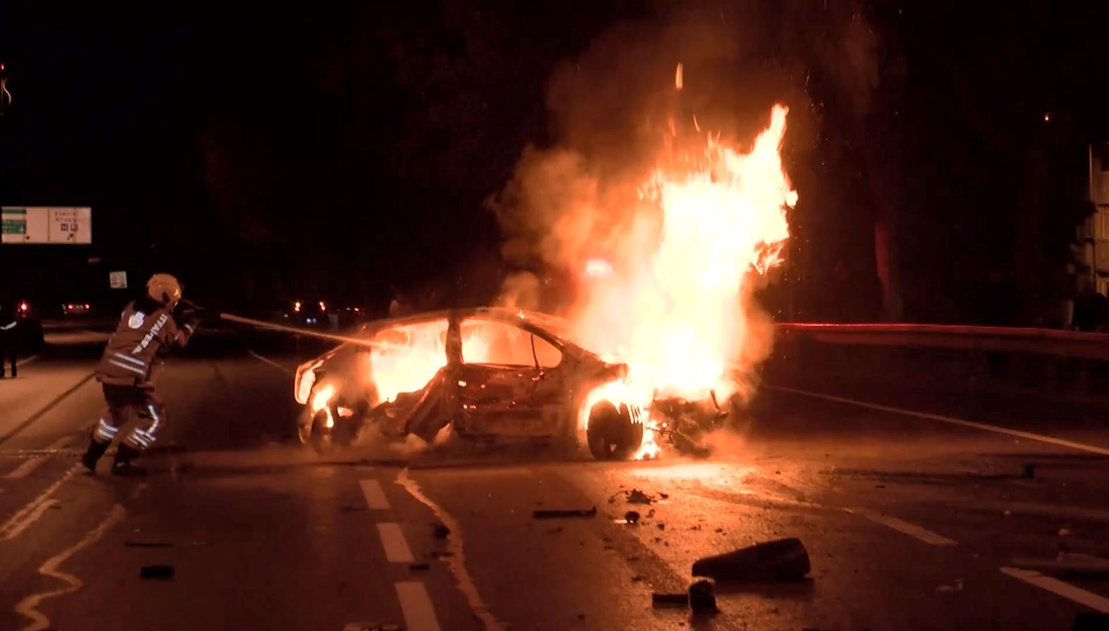 esenlerde takla atan otomobil alev aldi yola varulan 5 kisi yaralandi Xi5fY7Qj