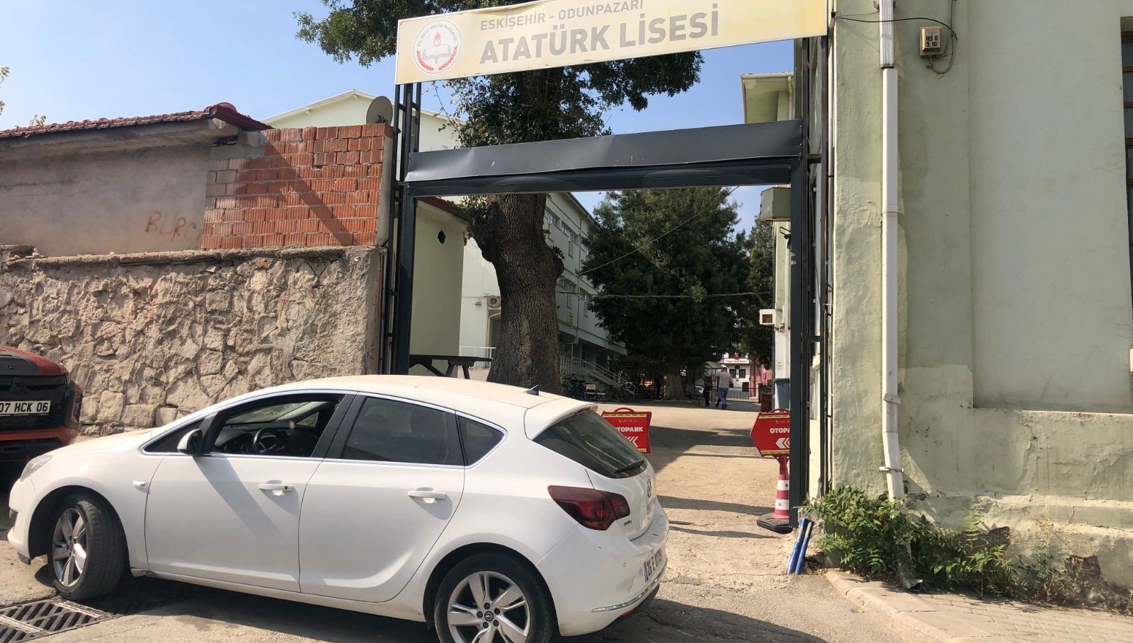 kamyon kasasinin takildigi okul kapisinda zarar olustu mglUj1tR