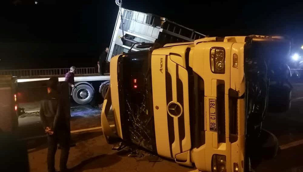 karadeniz sahil yolunda kaza devrilen tirdaki 2 kisi yaralandi VzKRcz3V