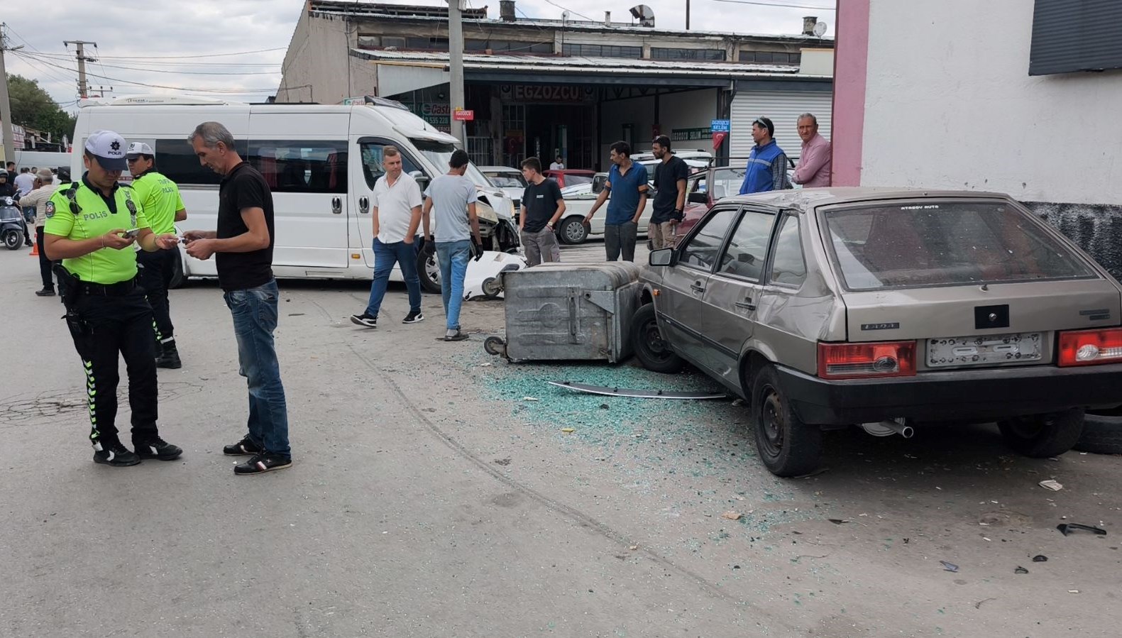 kutahyada servis minibusu ile ogrenci servisi carpisti yaralilar var IVdlFhma