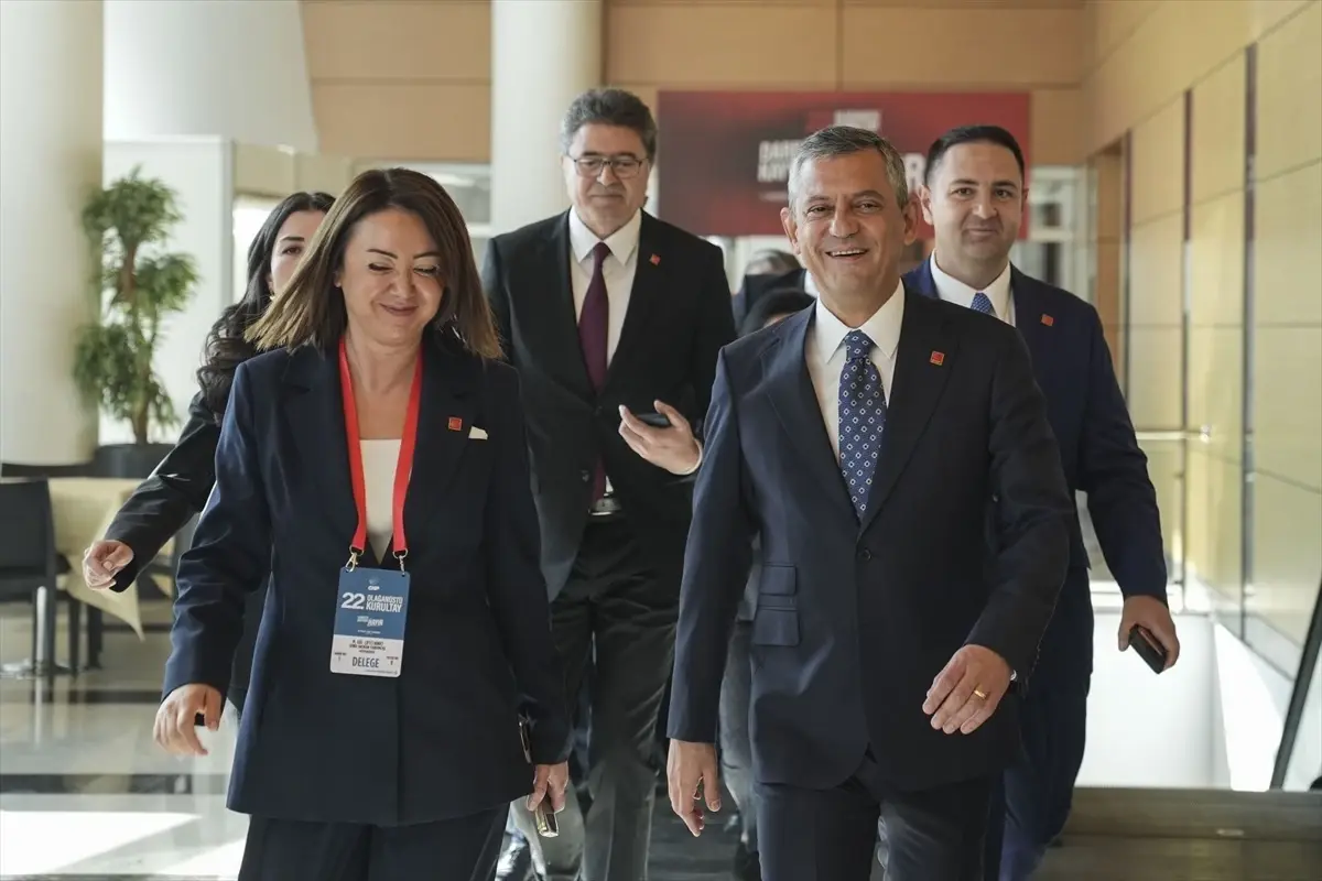 ozgur ozel yeniden genel baskan secildi cuiMVzpS