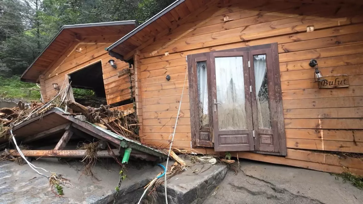 sel felaketi is makineleri devrildi bungalovlar yikildi KjiuAwJC