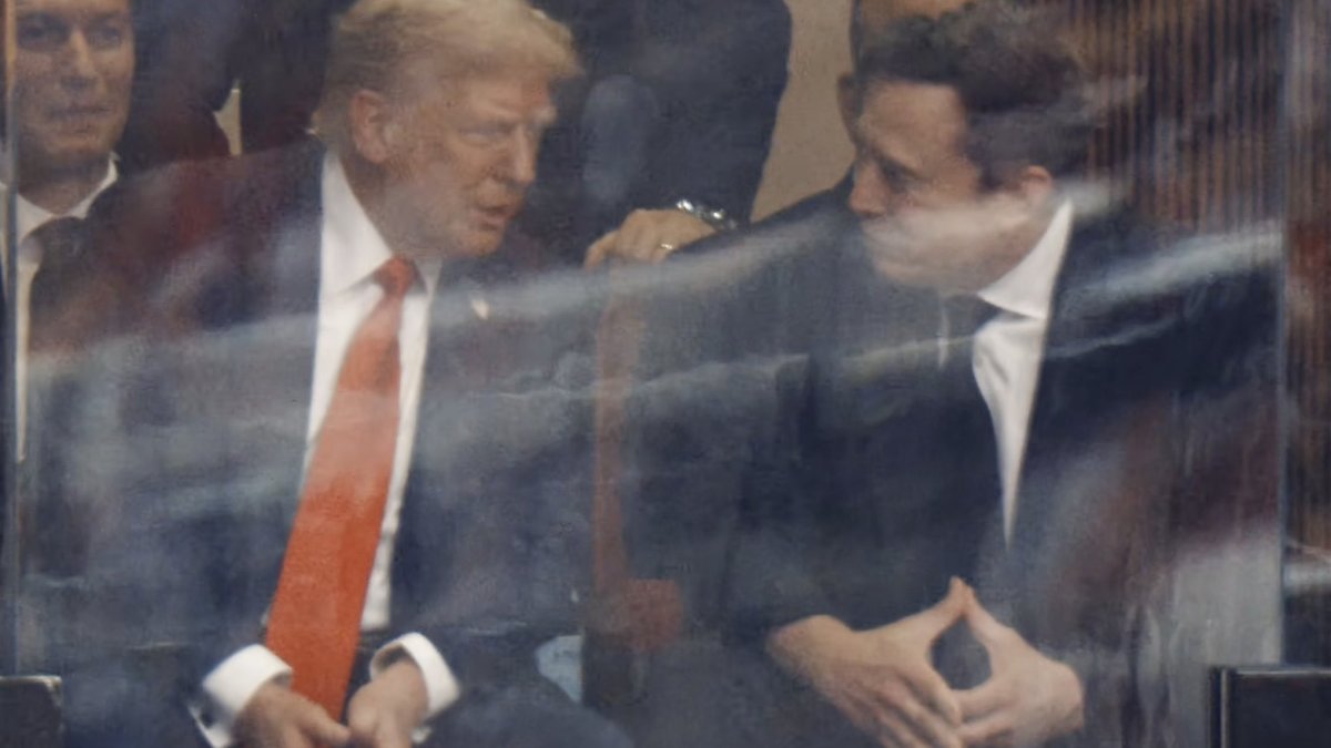 trump charlie kirk icin duzenlenen anma torenine katildi PDBYGU9M