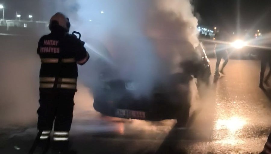 antakyada otomobil alev alev yandi GzpeHbSE.jpg