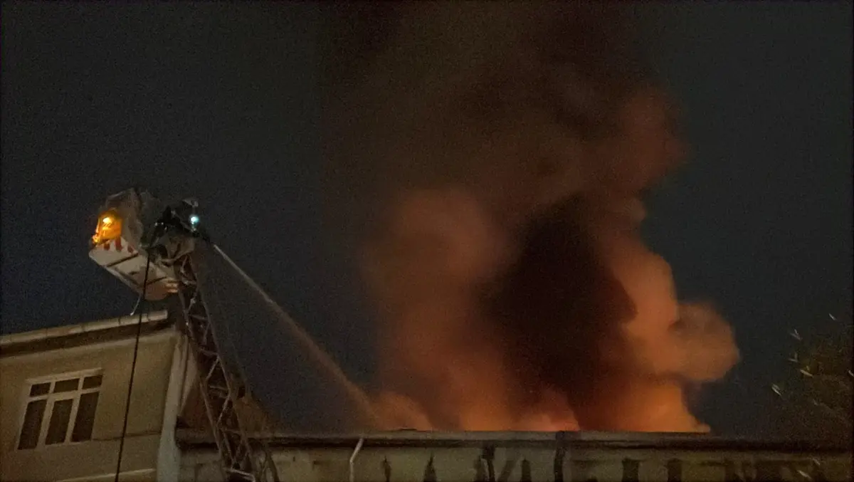 beyoglunda tekstil atolyesinde yangin UiIAlWiO.jpg