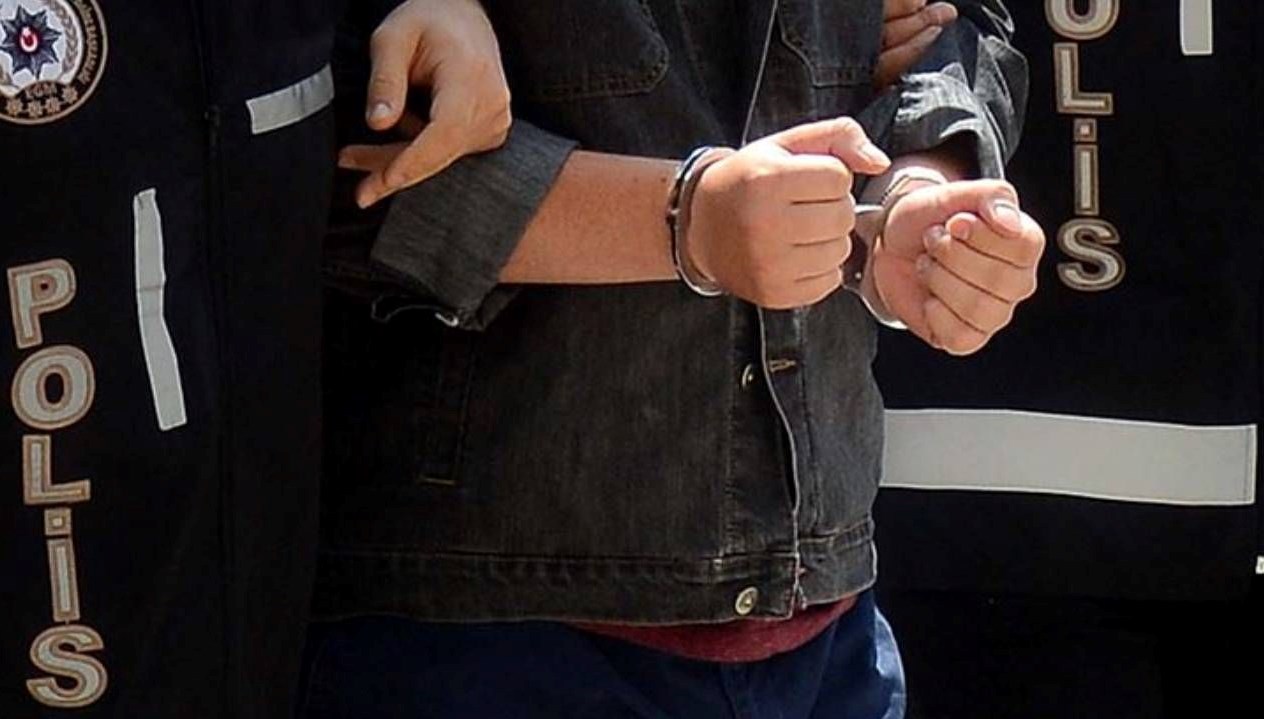 eski esine ve yanindaki kisiye bicakla saldirdi ZQZfeRWW