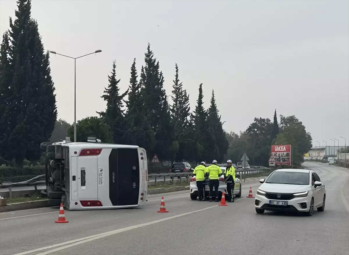 gaziemirde midibus devrildi 5 yarali unqSvaJs.jpg