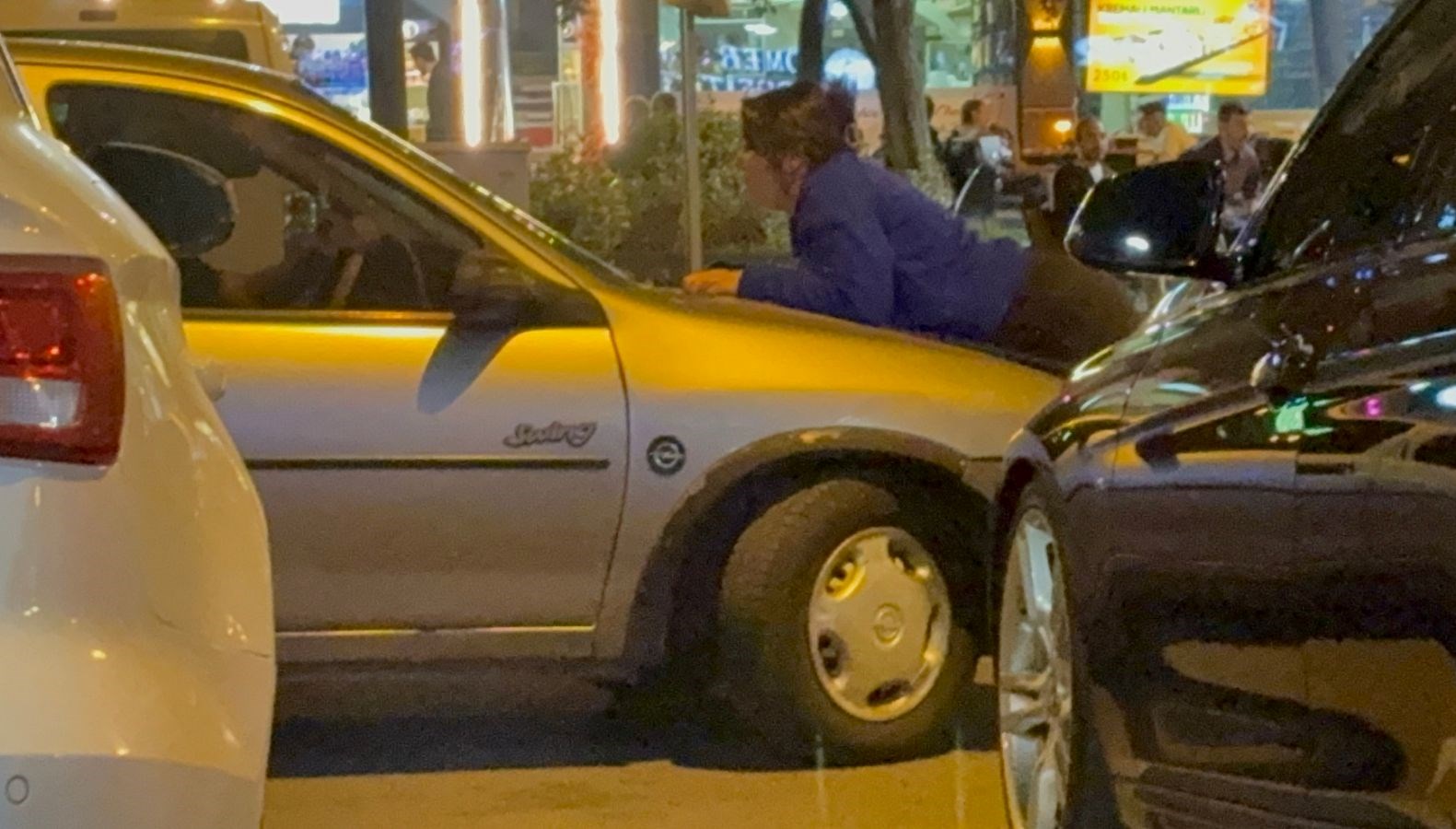 kocasinin gitmesini engellemek icin aracin kaputuna yatti OSQG2irn