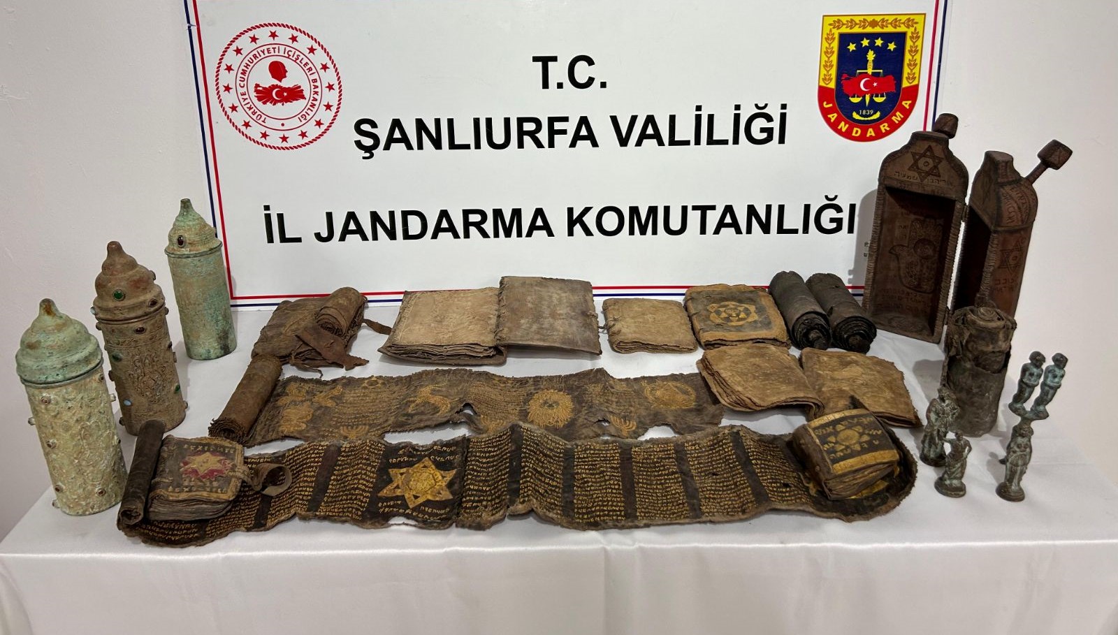 sanliurfada tarihi eser operasyonu 11 kitabe ve 4 heykel ele gecirildi DBmhpxur