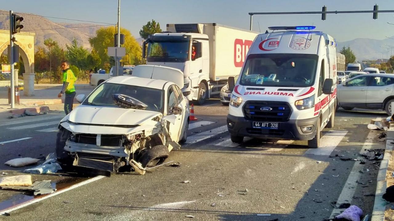 malatyada iki otomobil carpisti yaralilar var GwZ9rmvm.jpg