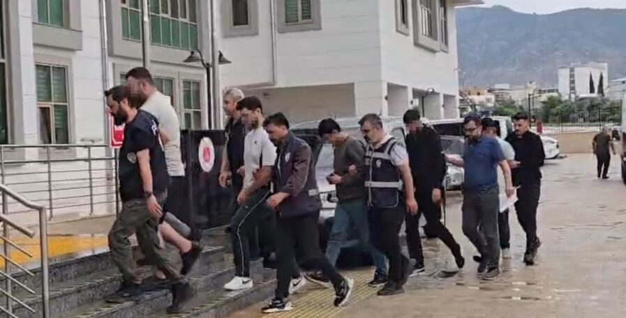 Adana’da Cinayet Şüphelileri Adliyeye Sevk Edildi