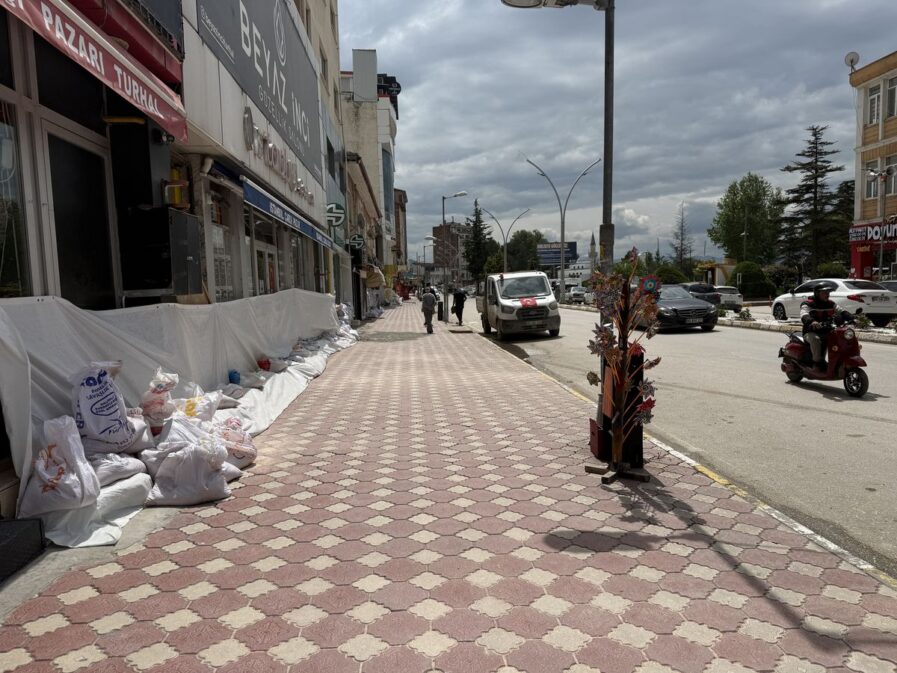 Almus Barajı Taşkın Riski Nedeniyle Turhal’da Esnaflar Dükkanlarını Kapatma Kararı Aldı