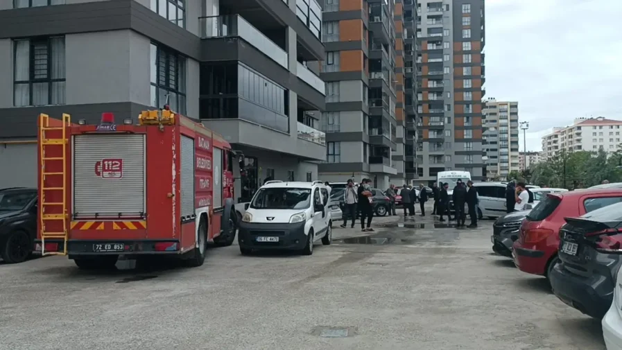 Asansörde Mahsur Kalanları Kurtarmak İsterken Hayatını Kaybeden Adam