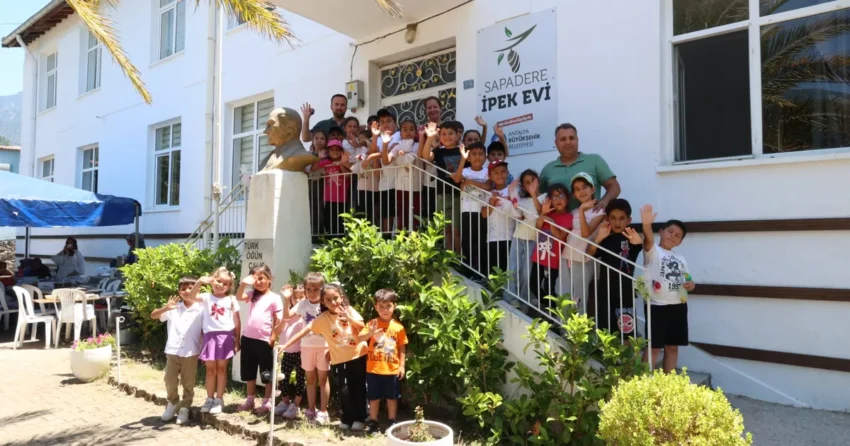 Antalyada koy okulu ipek evine donustu x6OqX1Mz