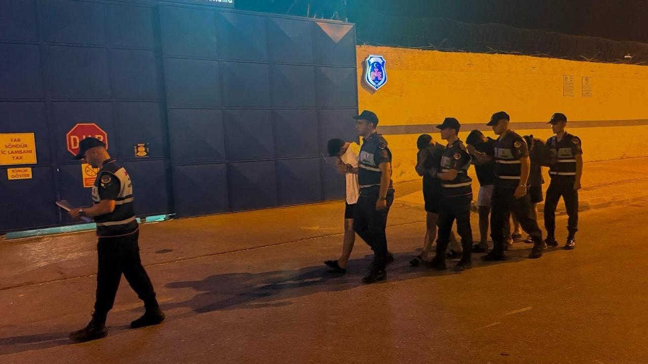 Gbtde cikan arbede polis merkezinde devam etti camlari bile kirdilar 2mplzrVs