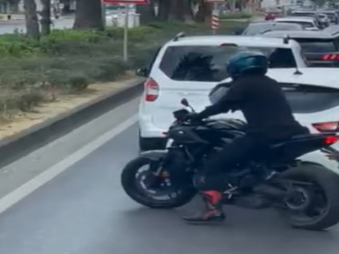 Motosiklet surucusu vakaya giden itfaiye aracina yolu acti ekffKx8l